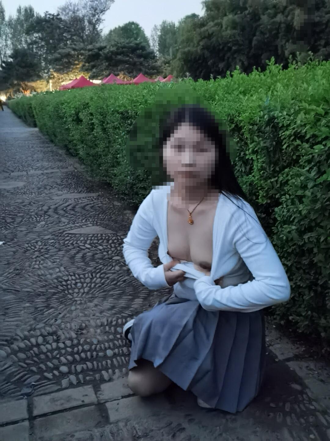 小骚货公园户外漏奶