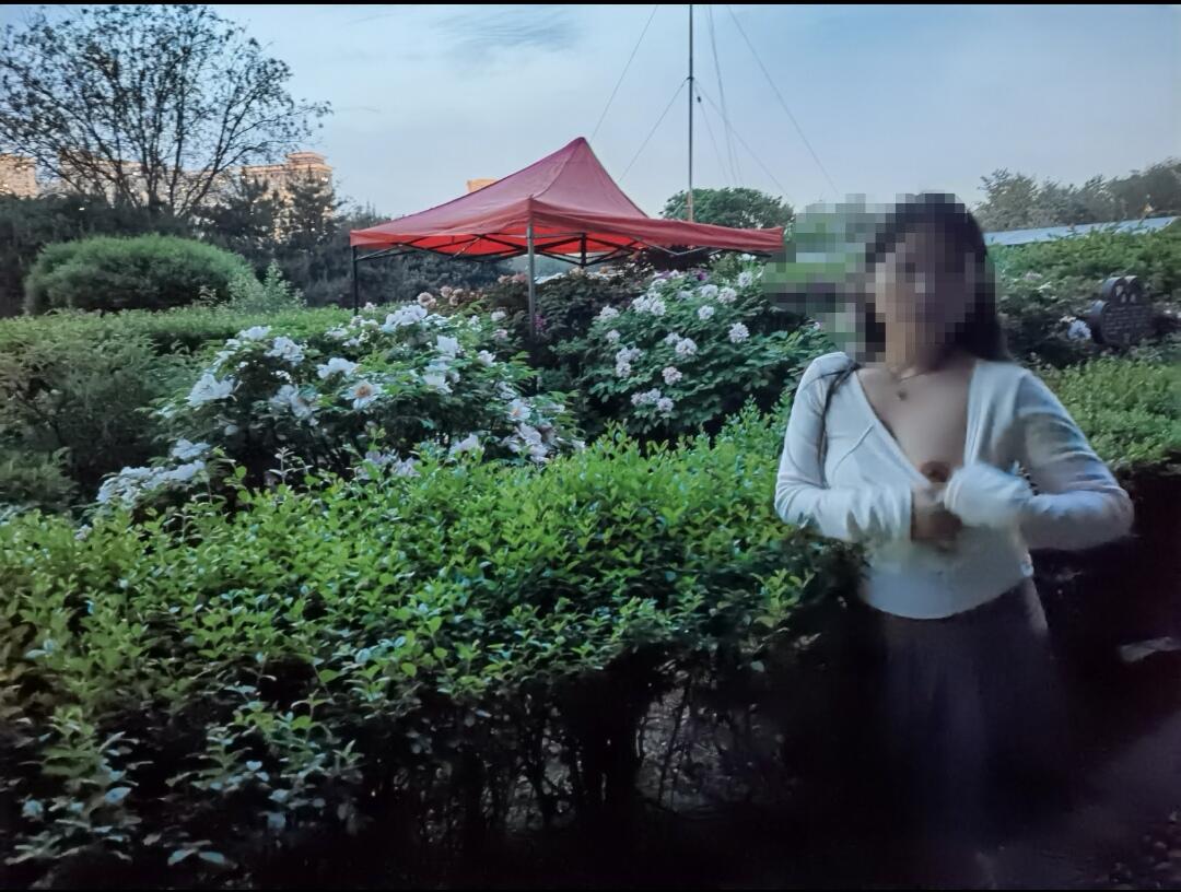 小骚货公园户外漏奶