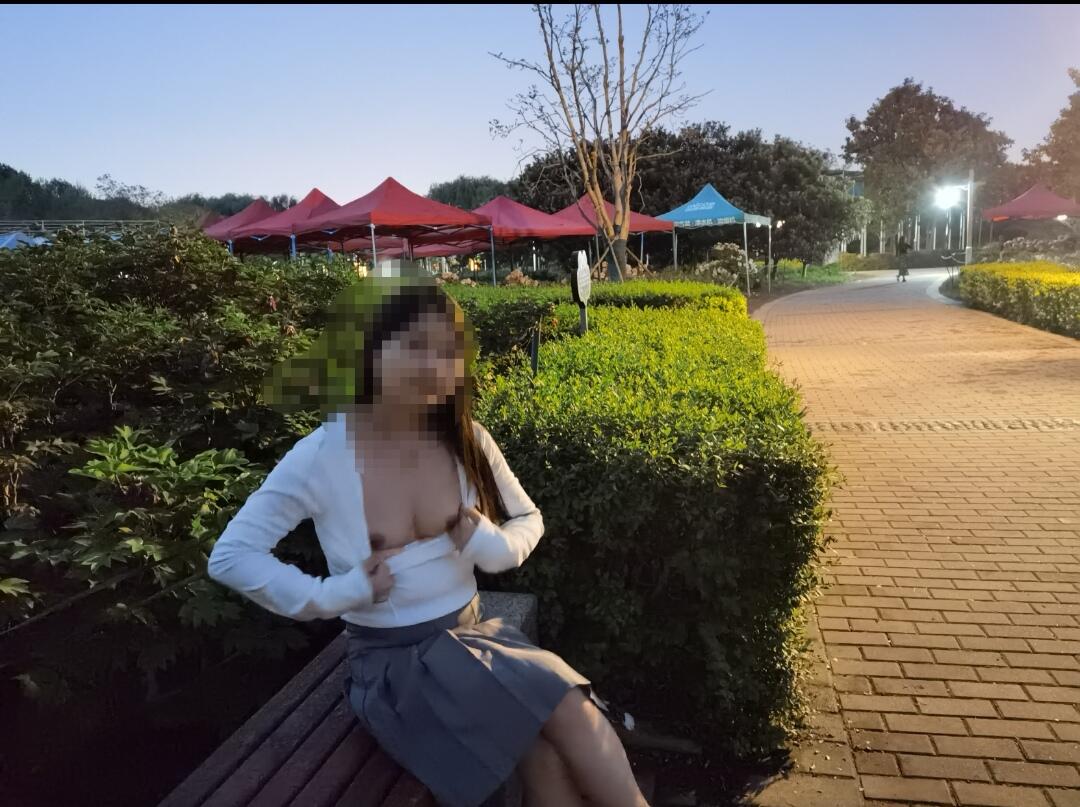 小骚货公园户外漏奶
