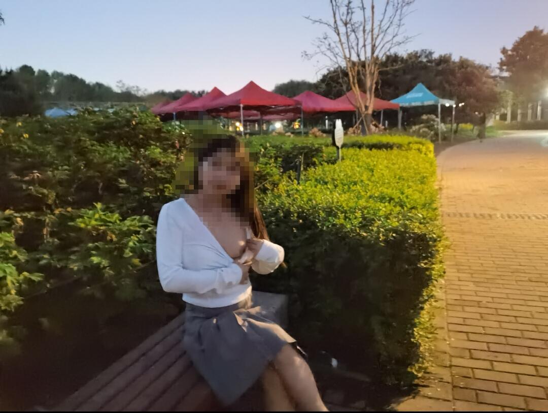 小骚货公园户外漏奶