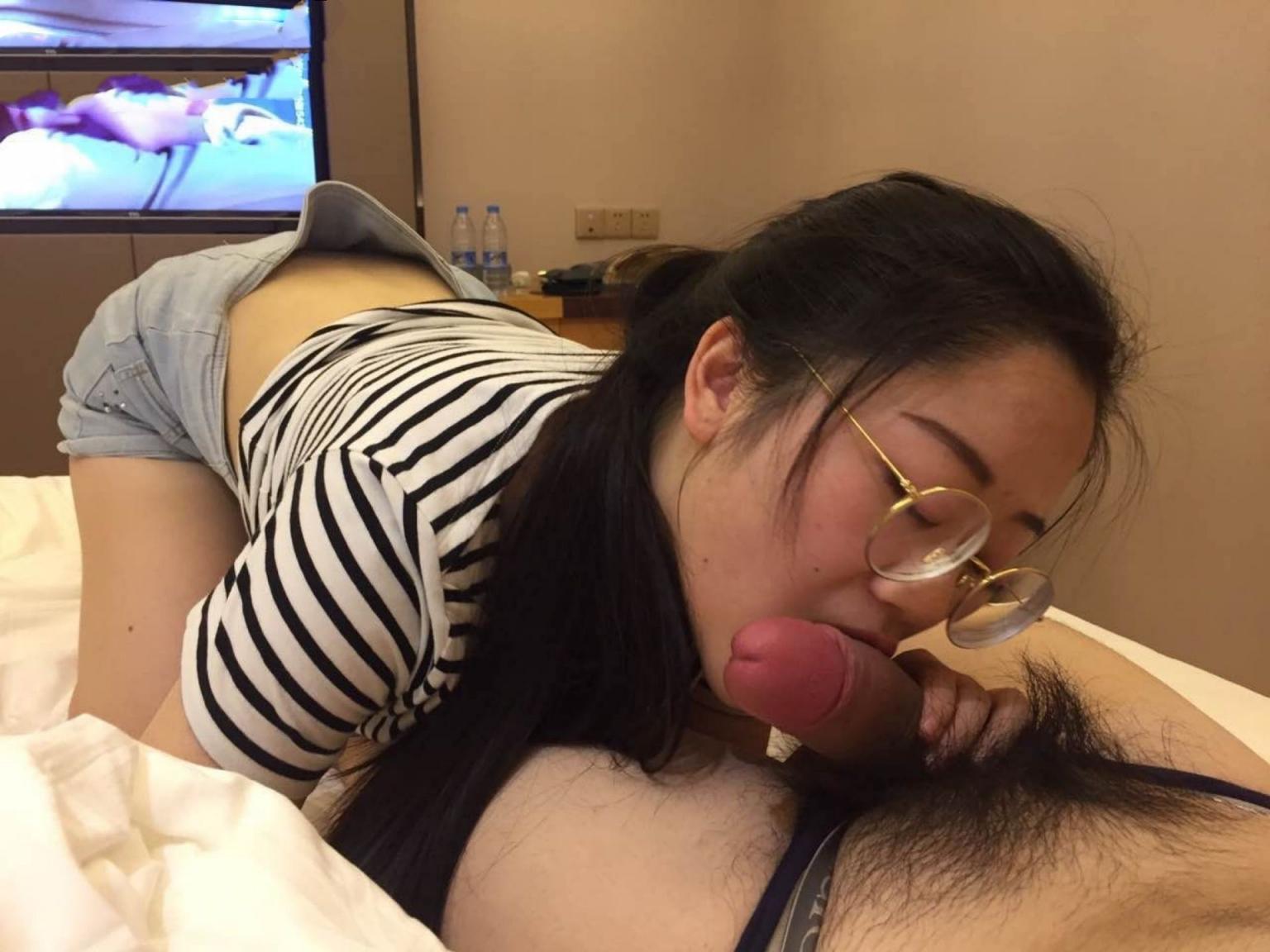 戴著厚厚的眼鏡只為看清楚雞巴