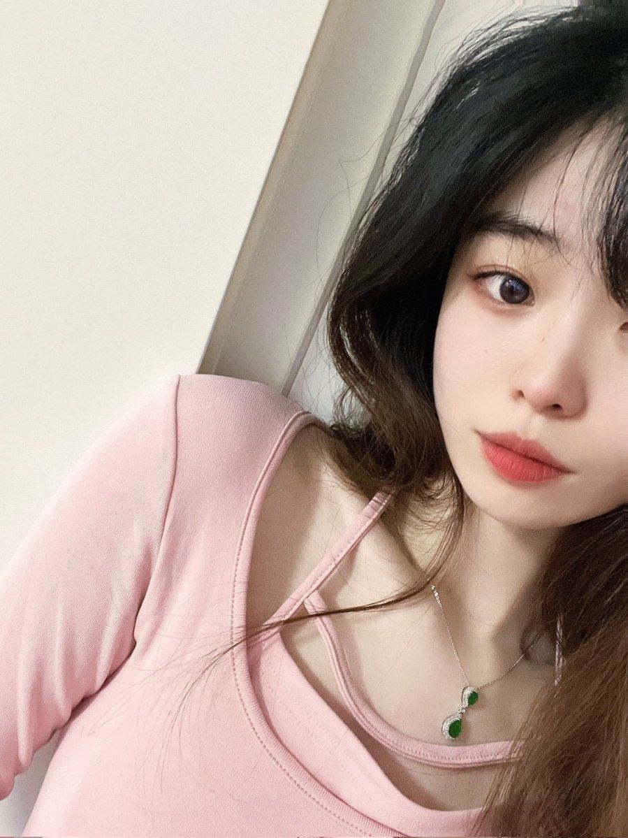 反差漂亮女大学生玩游戏约炮