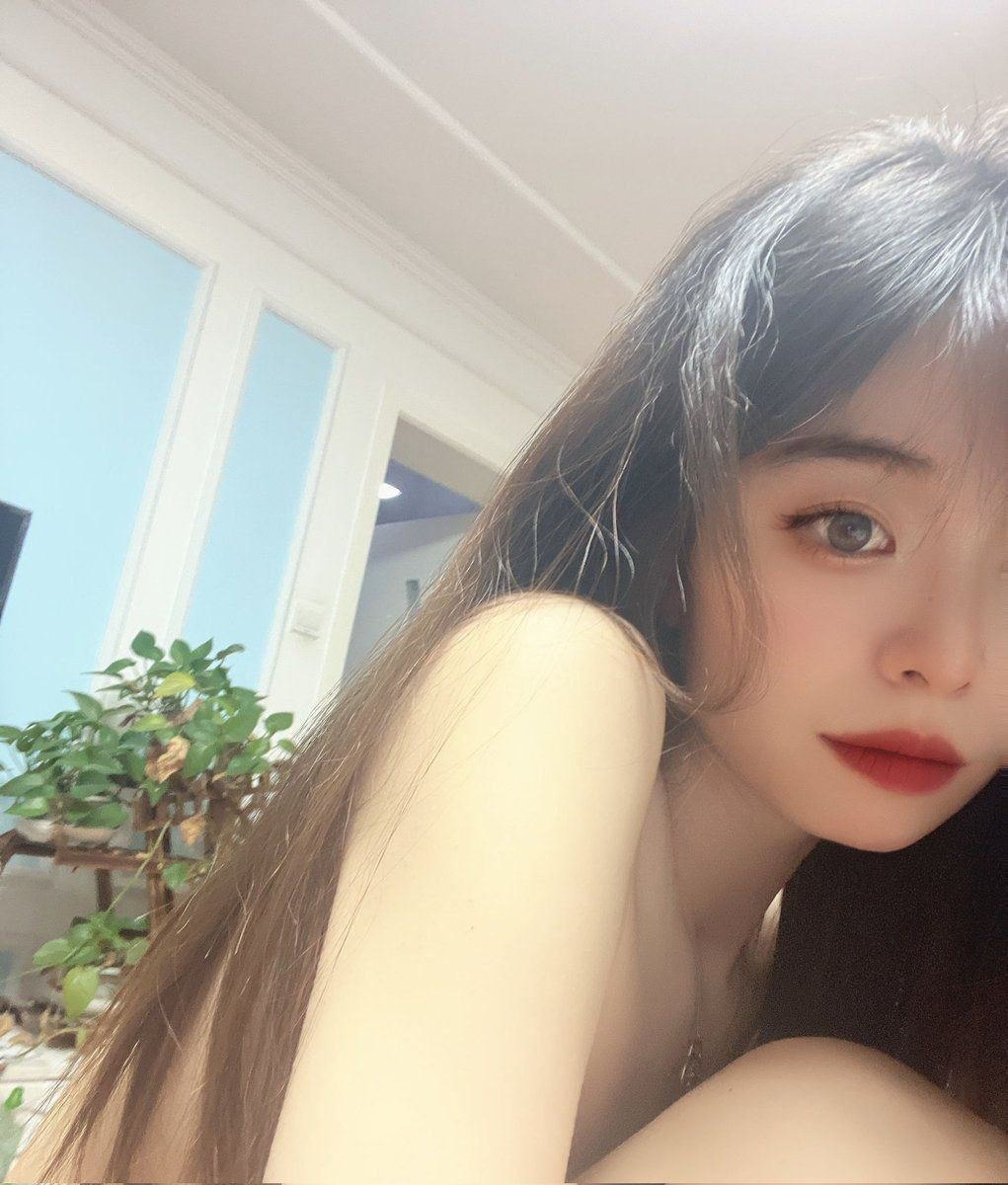 反差漂亮女大学生玩游戏约炮