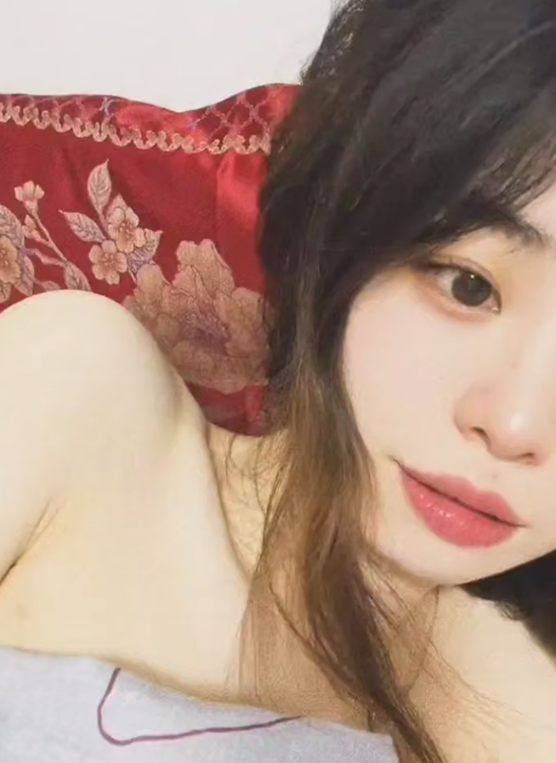 反差漂亮女大学生玩游戏约炮