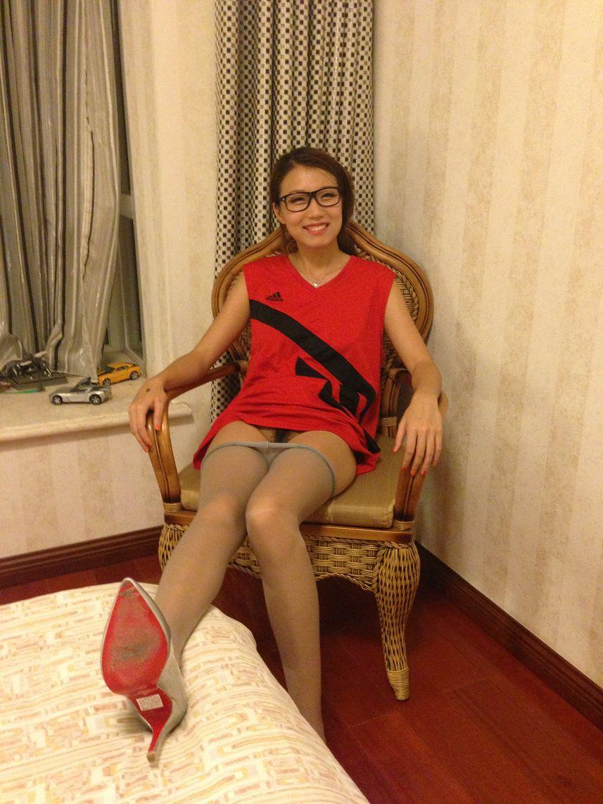 小女友穿灰丝戴眼镜完美