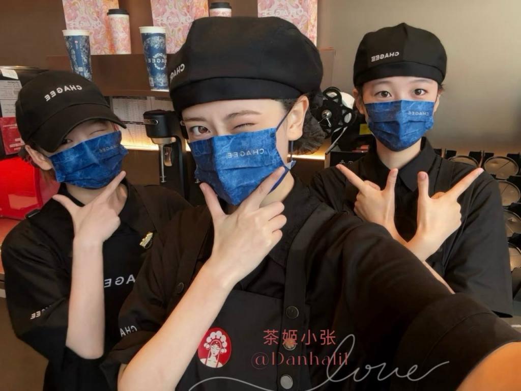 鄙视肥宅我的女同事被帅潮骗戴上眼罩后让我为所欲为